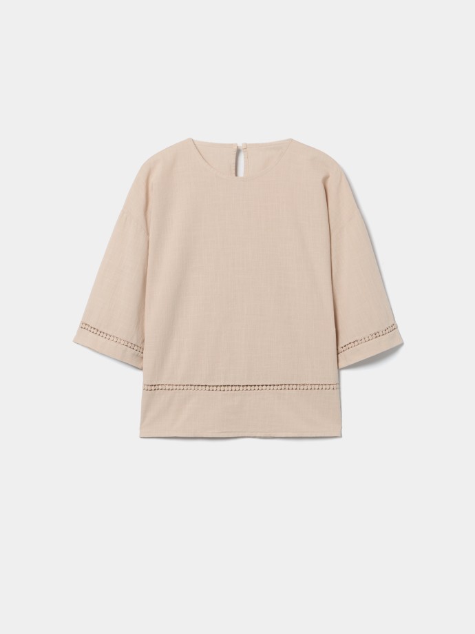 Blusa com detalhe em renda