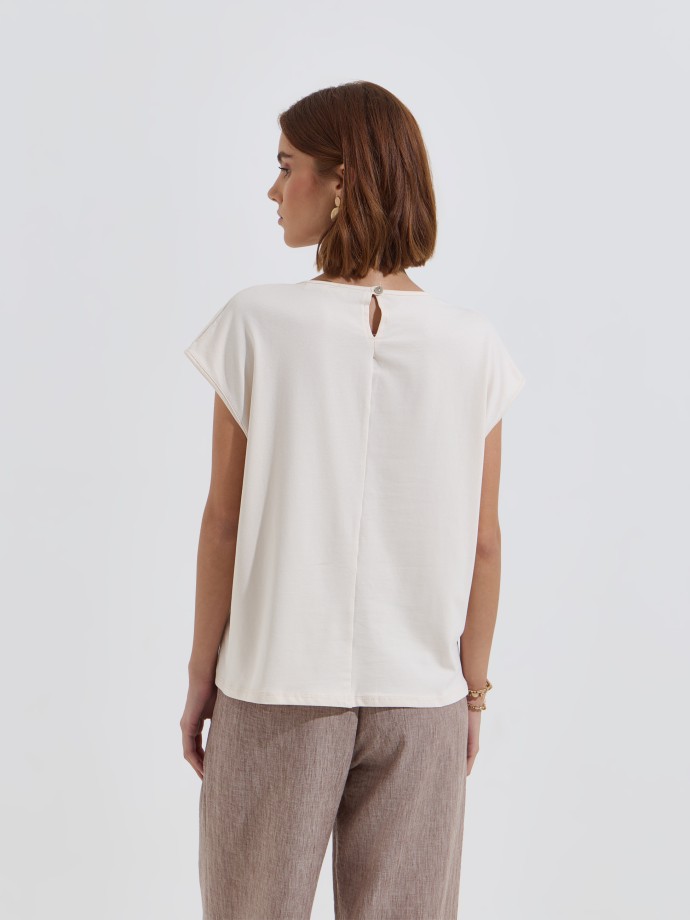 T-shirt com bolso em crochet e lantejoulas