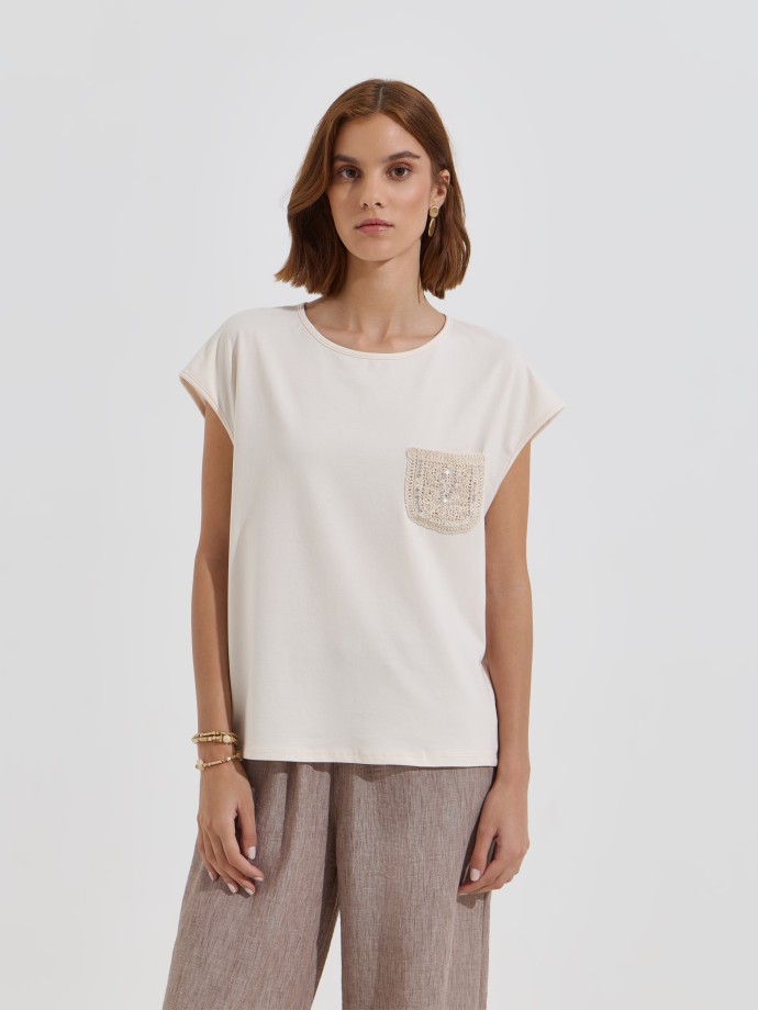 T-shirt com bolso em crochet e lantejoulas