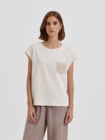 T-shirt com bolso em crochet e lantejoulas