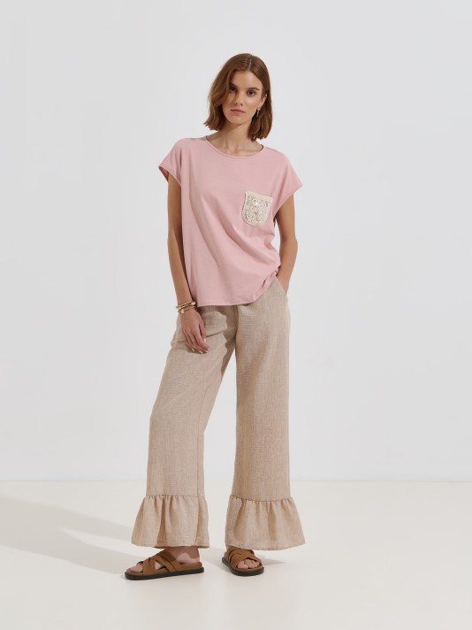 T-shirt com bolso em crochet e lantejoulas