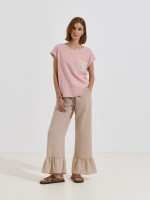 T-shirt com bolso em crochet e lantejoulas