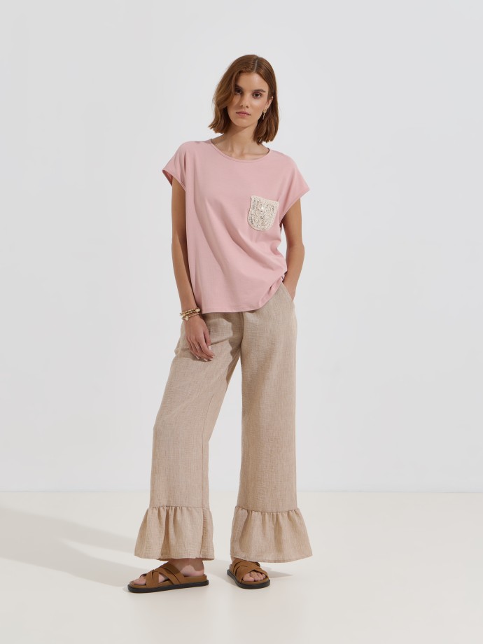 T-shirt com bolso em crochet e lantejoulas