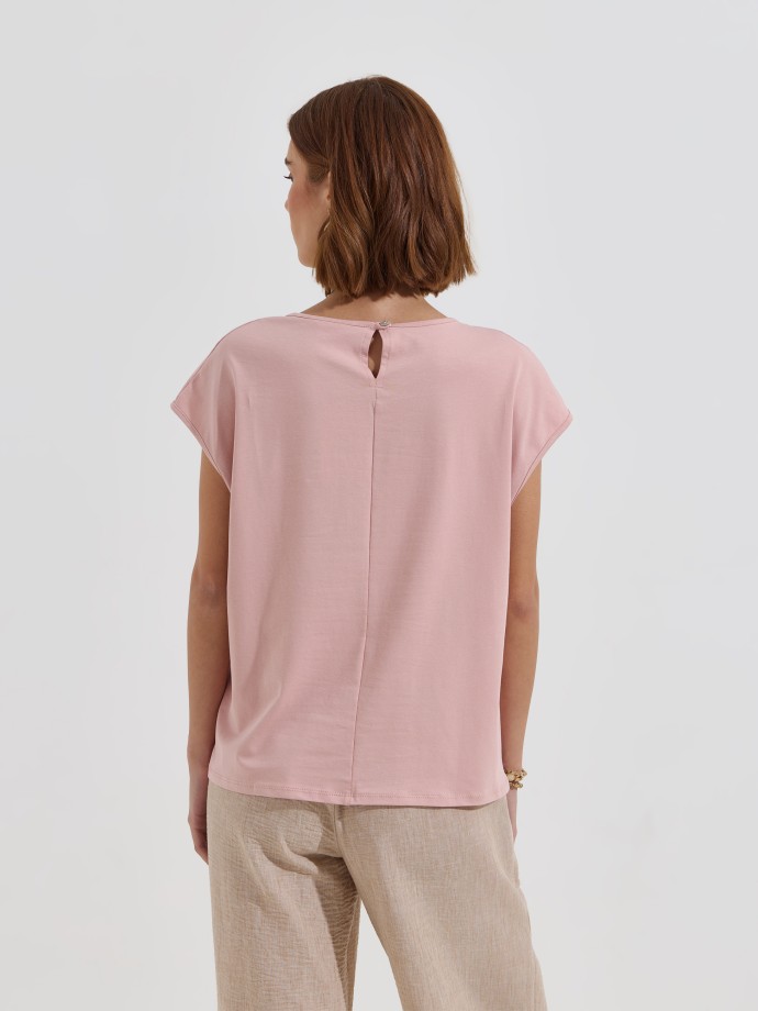 T-shirt com bolso em crochet e lantejoulas