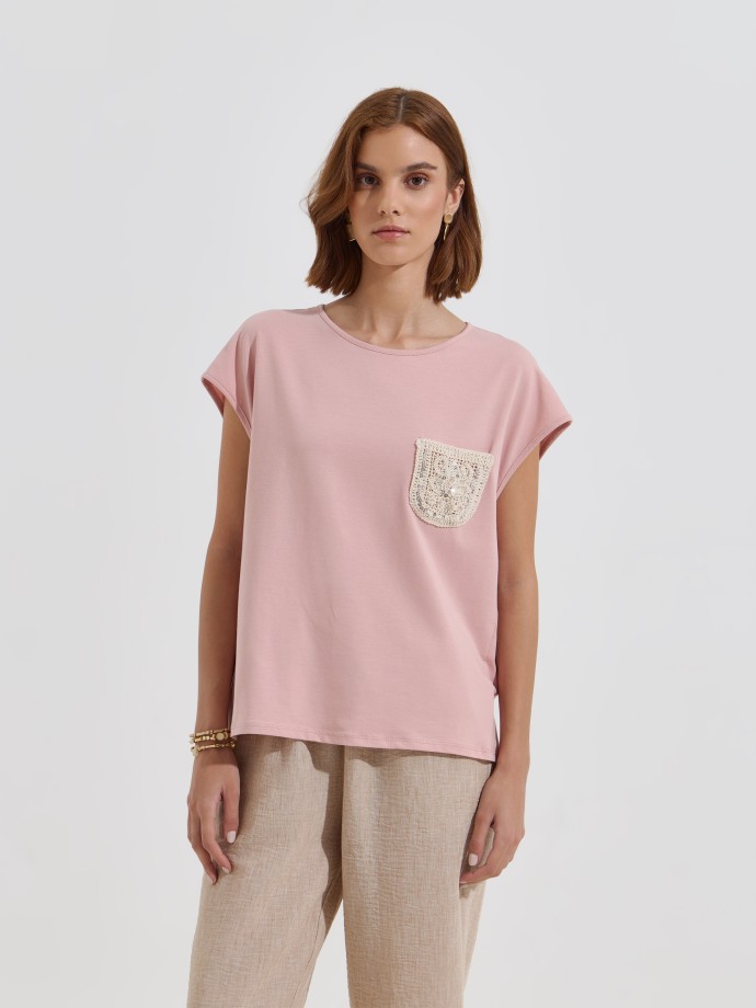 T-shirt com bolso em crochet e lantejoulas