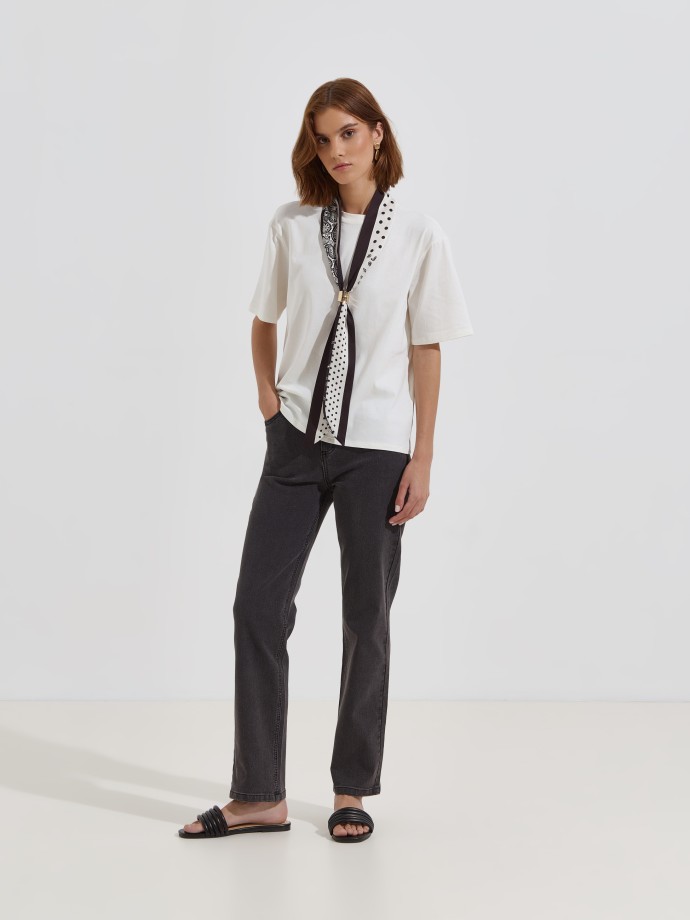 T-shirt com len�o estampado
