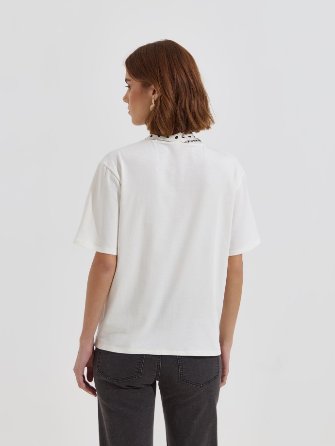 T-shirt com len�o estampado