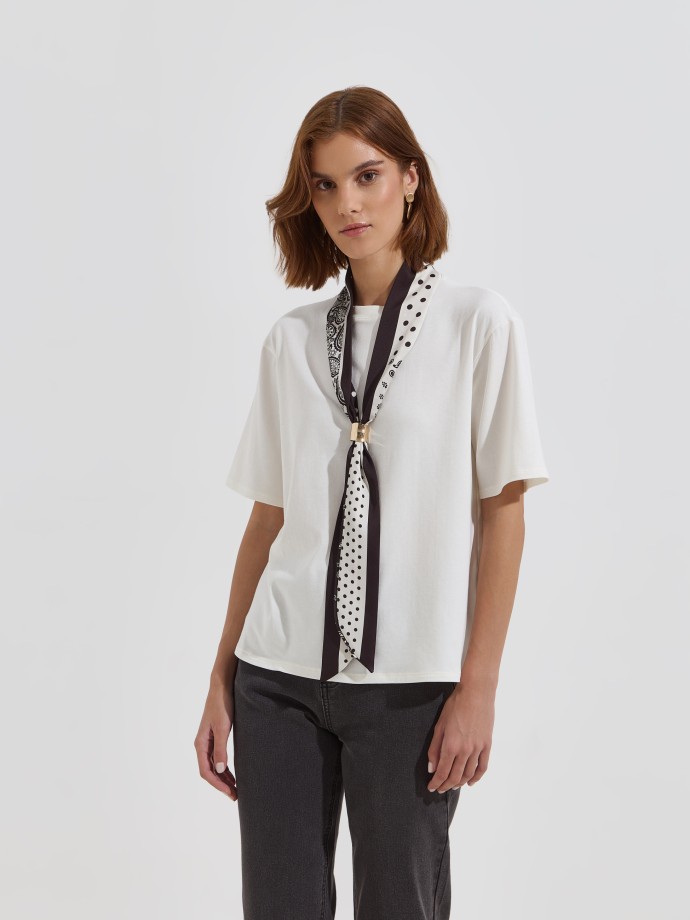 T-shirt com len�o estampado