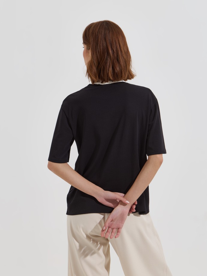 T-shirt com len�o estampado