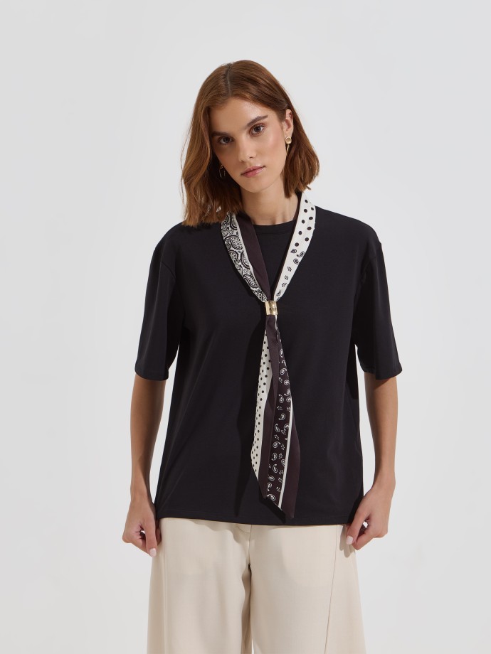 T-shirt com len�o estampado