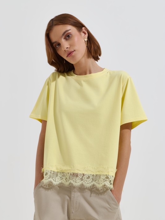 T-shirt combinada com renda