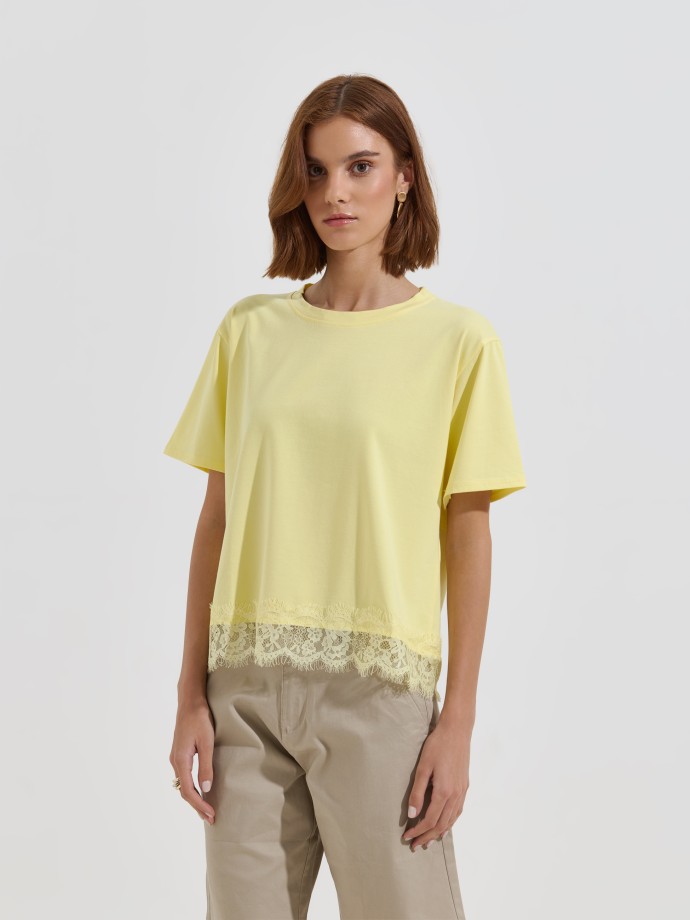 T-shirt combinada com renda