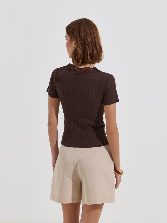 T-shirt canelada com detalhe em renda