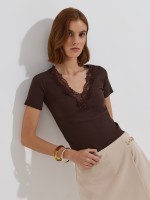 T-shirt canelada com detalhe em renda