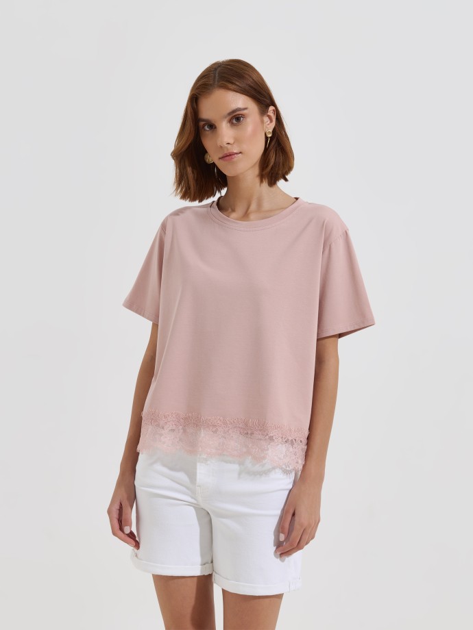 T-shirt combinada com renda