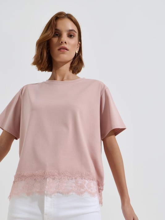 T-shirt combinada com renda