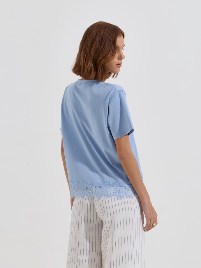 T-shirt combinada com renda