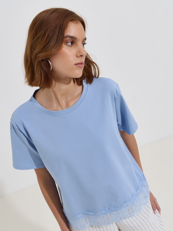 T-shirt combinada com renda