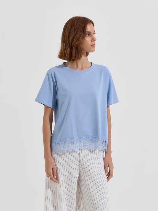 T-shirt combinada com renda