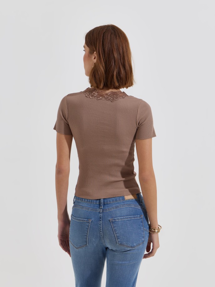 T-shirt canelada com detalhe em renda