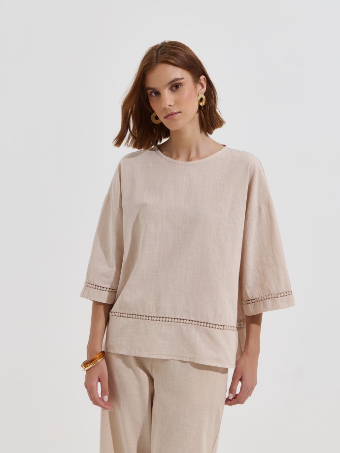 Blusa com detalhe em renda