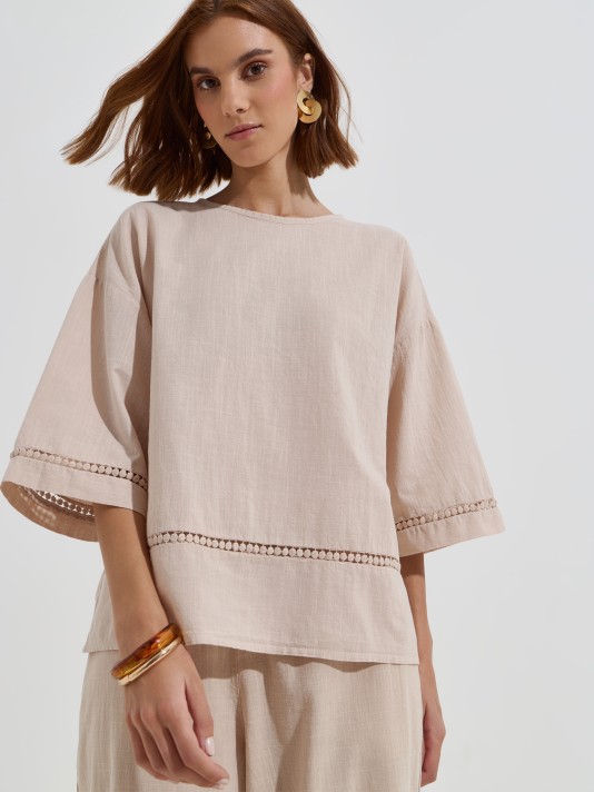 Blusa com detalhe em renda