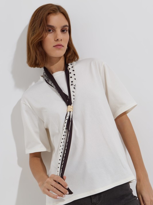 T-shirt com len�o estampado