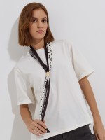 T-shirt com len�o estampado