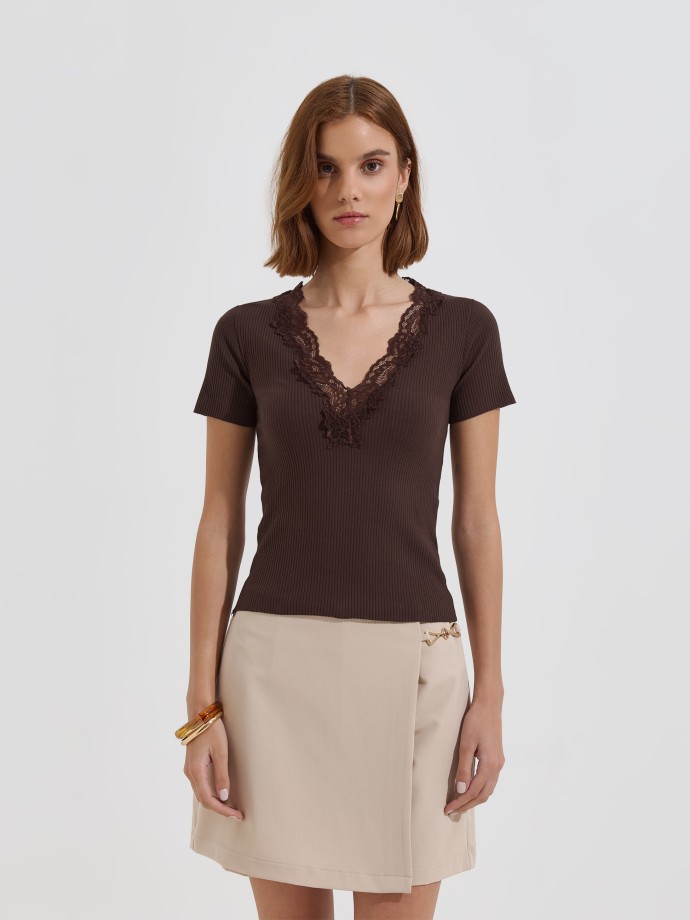 T-shirt canelada com detalhe em renda