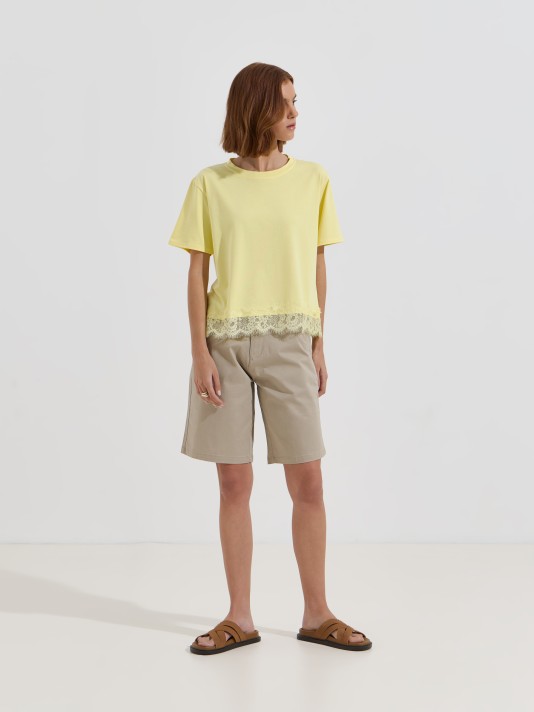 T-shirt combinada com renda T-shirt combinada com renda