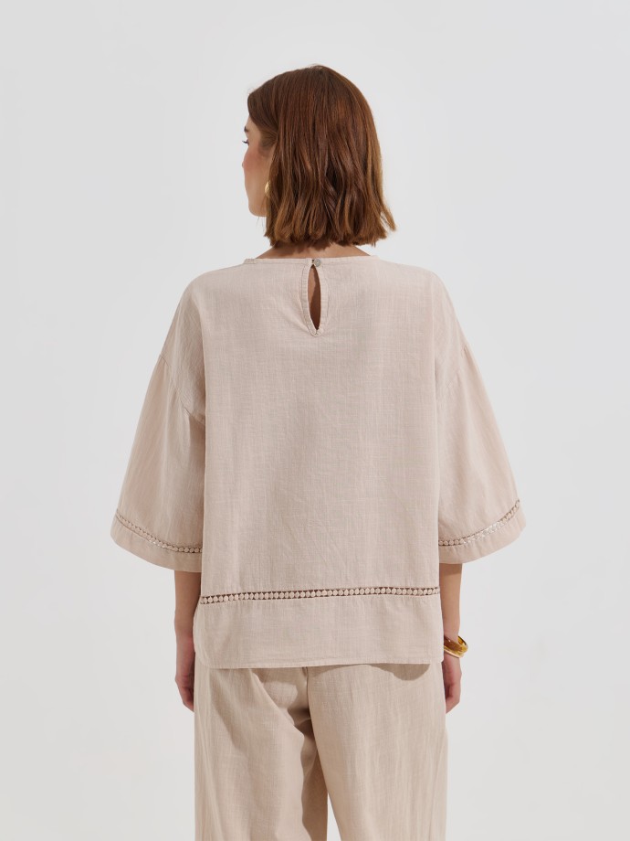 Blusa com detalhe em renda