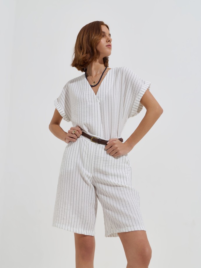 Bermudas �s riscas com cinto inclu�do