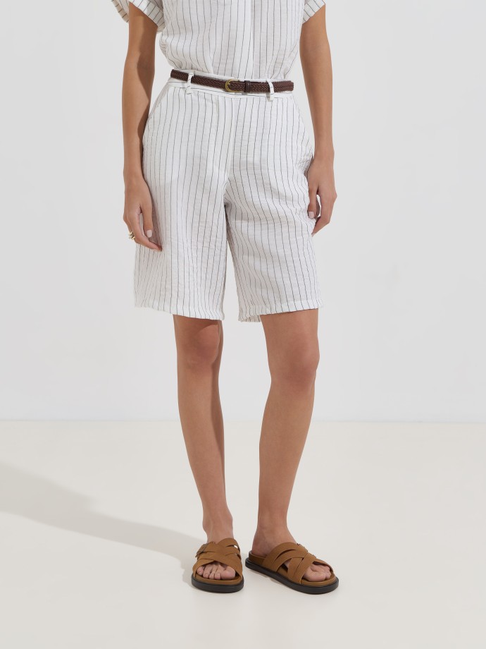 Bermudas �s riscas com cinto inclu�do