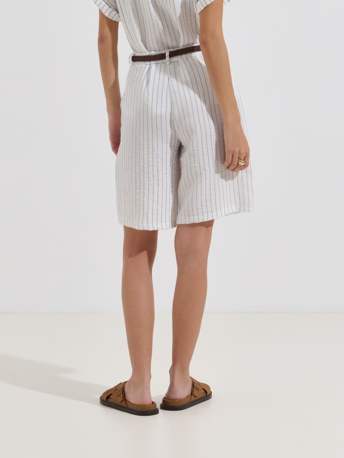 Bermudas �s riscas com cinto inclu�do
