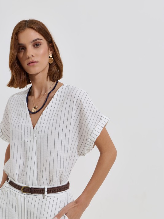 Blusa �s riscas com detalhe cruzado