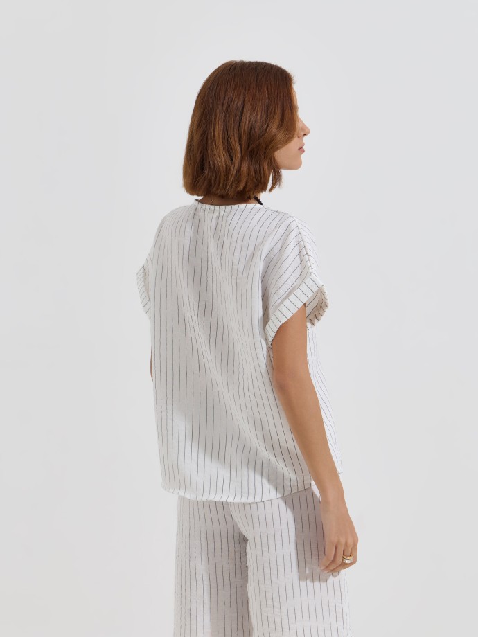 Blusa �s riscas com detalhe cruzado
