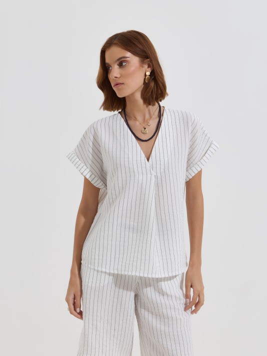 Blusa às riscas com detalhe cruzado Blusa às riscas com detalhe cruzado