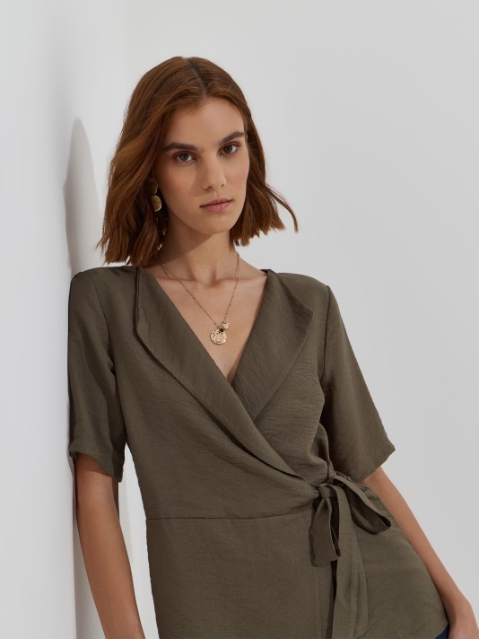 Blusa cruzada com la�o lateral