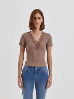 T-shirt canelada com detalhe em renda