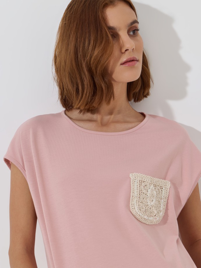 T-shirt com bolso em crochet e lantejoulas