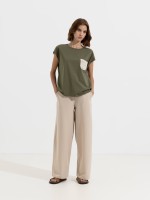 T-shirt com bolso em crochet e lantejoulas T-shirt com bolso em crochet e lantejoulas