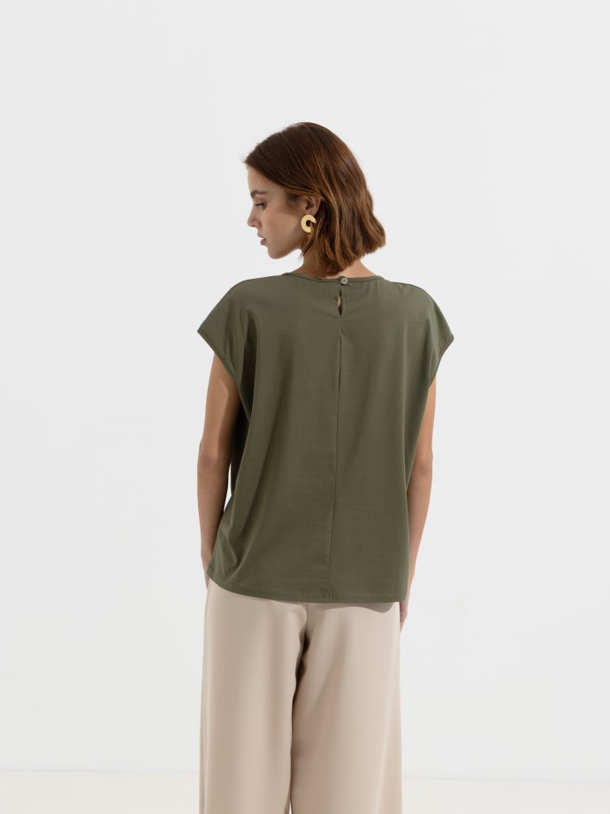 T-shirt com bolso em crochet e lantejoulas T-shirt com bolso em crochet e lantejoulas