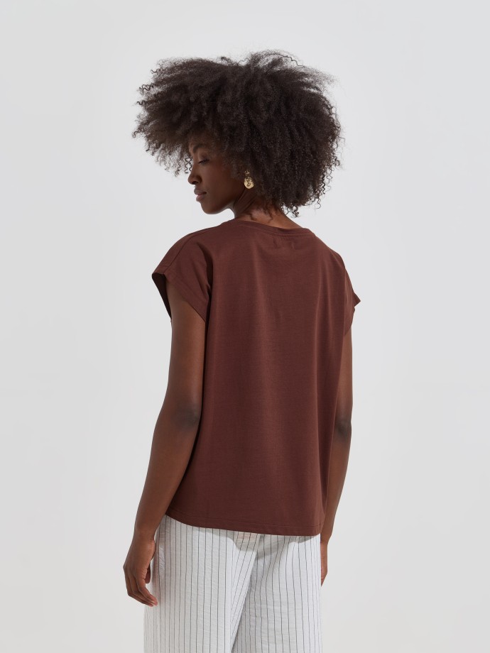 T-shirt com aplica��es florais
