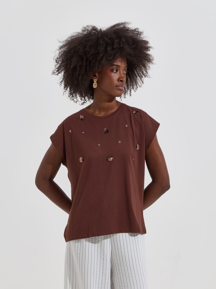 T-shirt com aplica��es florais