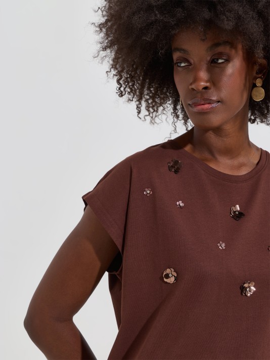 T-shirt com aplica��es florais