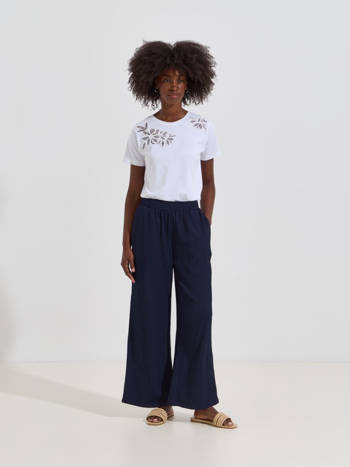 T-shirt com renda e missangas