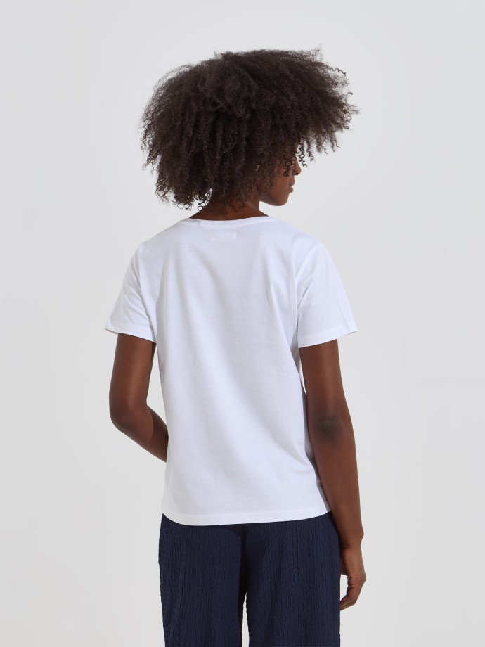 T-shirt com renda e missangas