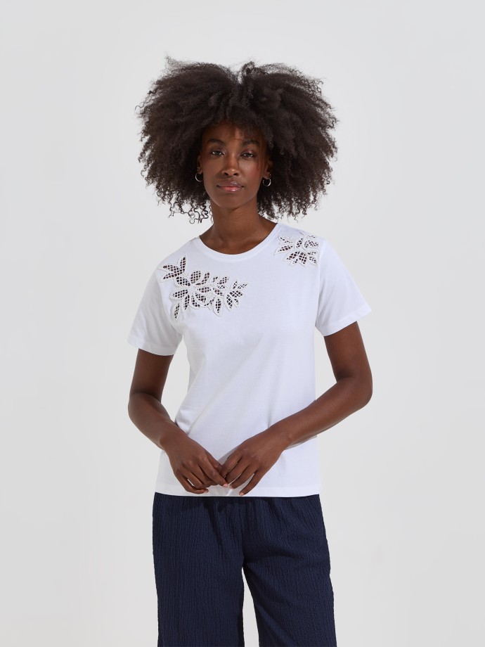 T-shirt com renda e missangas