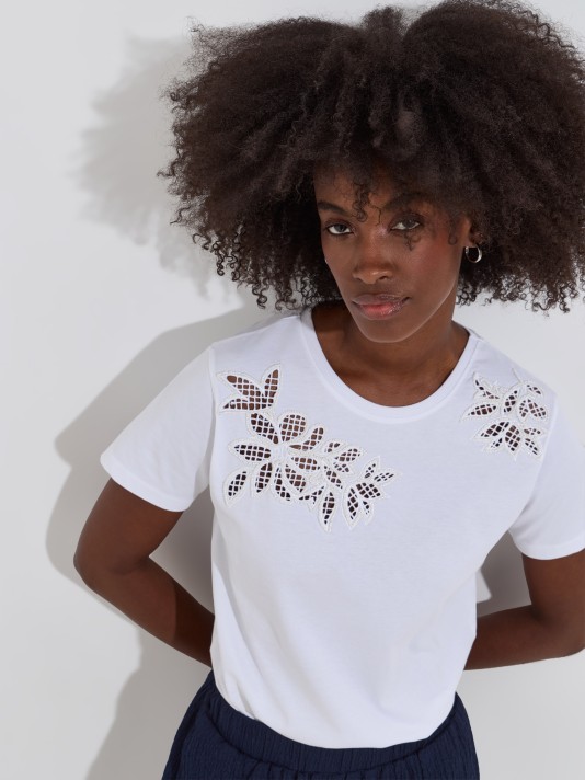 T-shirt com renda e missangas