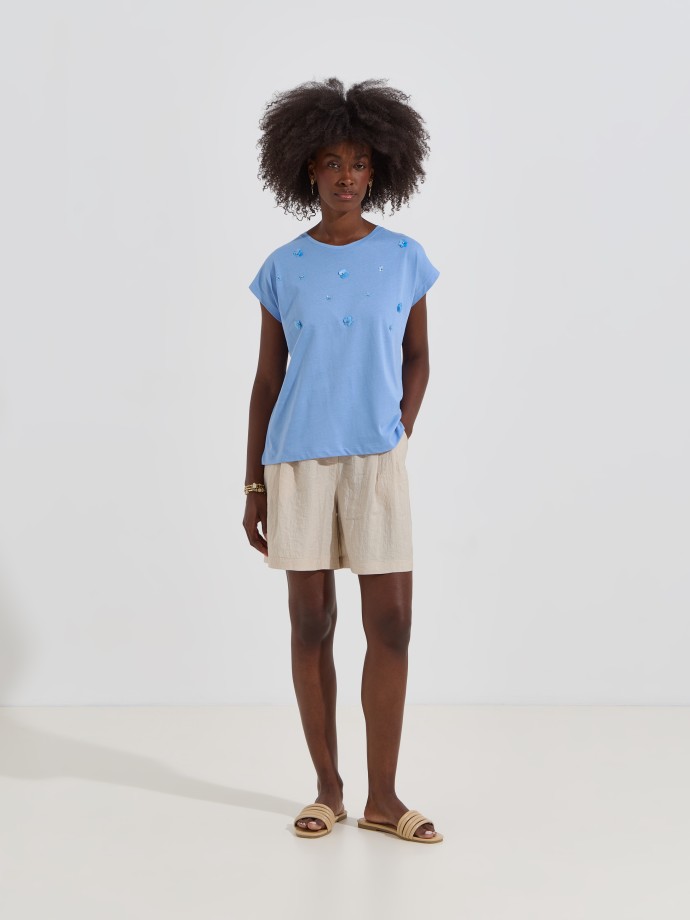 T-shirt com aplica��es florais